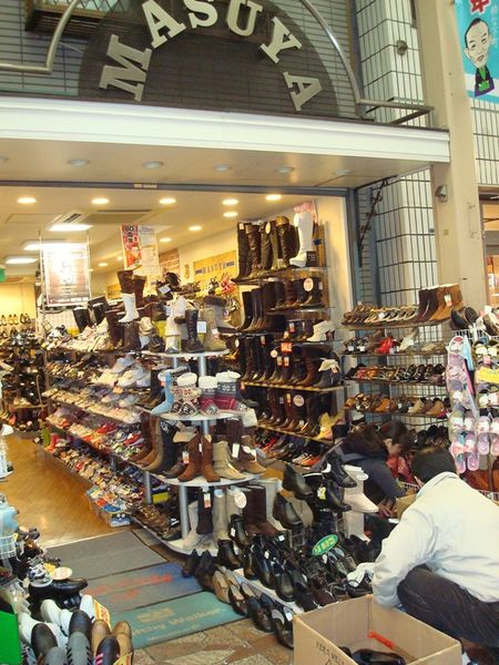 Fichier:Magasin de chaussures.jpg